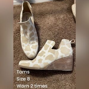 Toms cow print wedges